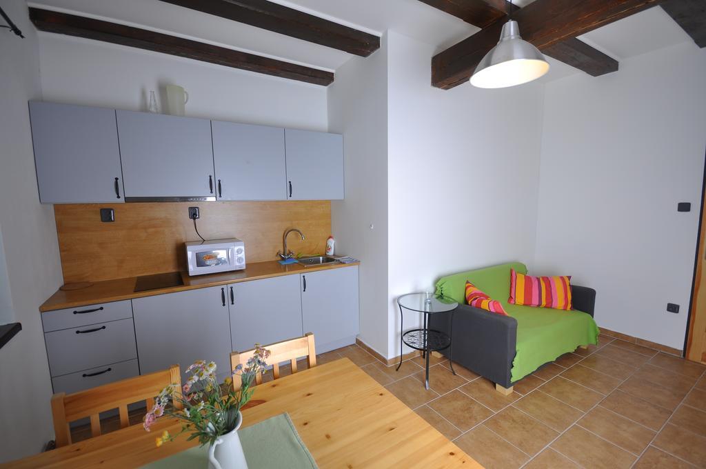Apartmanove Ubytovani V Koutech โลชนา นาดเด เดสเนา ภายนอก รูปภาพ