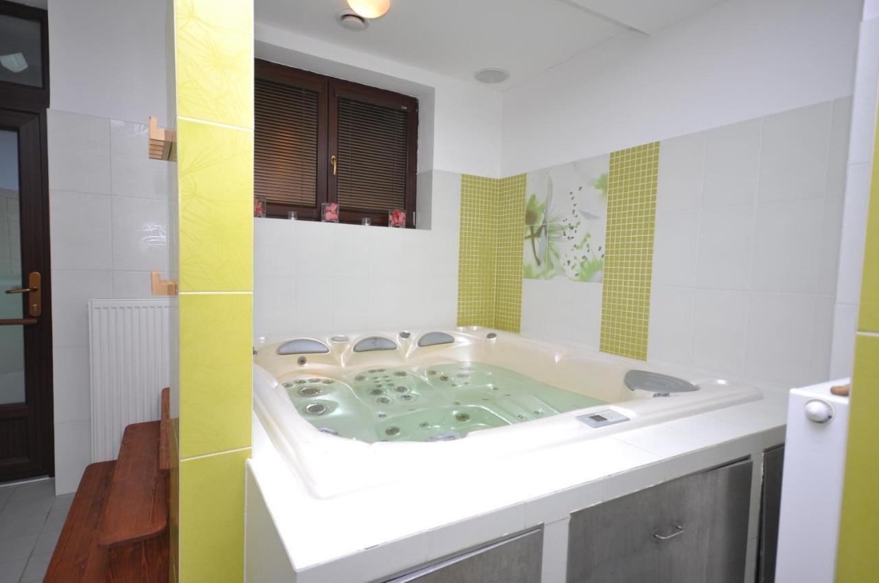 Apartmanove Ubytovani V Koutech โลชนา นาดเด เดสเนา ภายนอก รูปภาพ