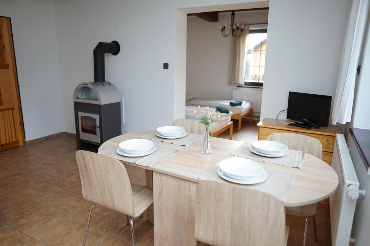 Apartmanove Ubytovani V Koutech โลชนา นาดเด เดสเนา ภายนอก รูปภาพ