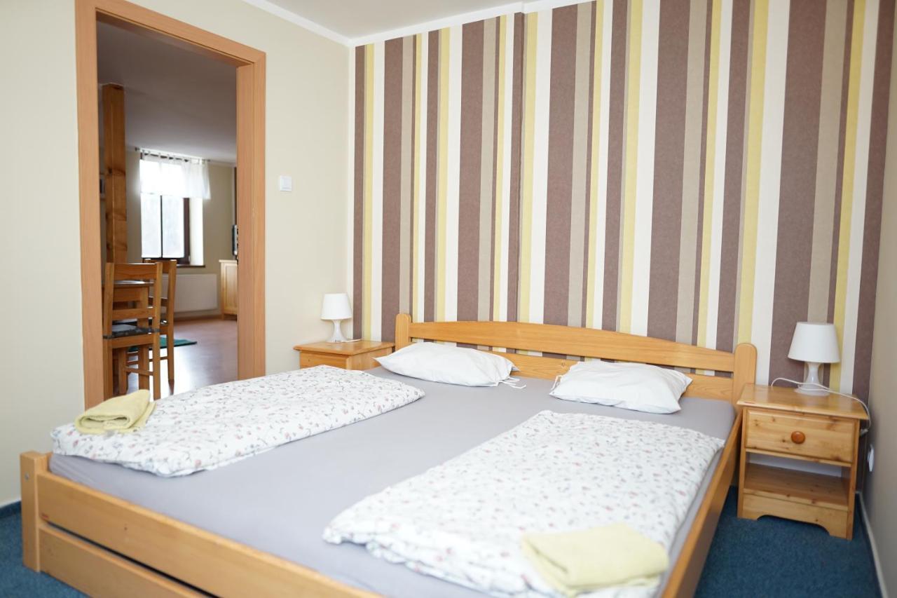 Apartmanove Ubytovani V Koutech โลชนา นาดเด เดสเนา ภายนอก รูปภาพ