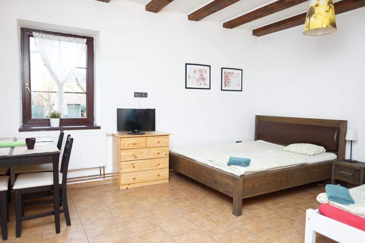 Apartmanove Ubytovani V Koutech โลชนา นาดเด เดสเนา ภายนอก รูปภาพ